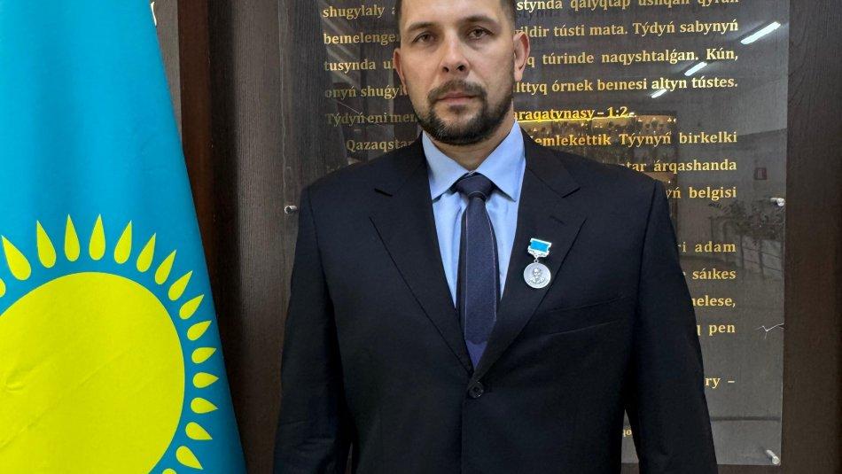 №24 гимназияның дене шынықтыру пәні мұғалімі Ергешев Сергей Сабирович білім беру саласындағы қажырлы еңбегі мен жас ұрпақты тәрбиелеудегі үлесі үшін «ЫБЫРАЙ АЛТЫНСАРИН» төсбелгісімен марапатталды.
