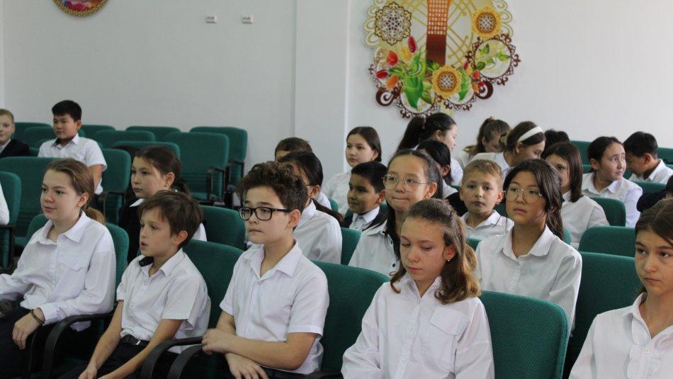 №24 гимназияда оқушылардың тыңдау мәдениетін, сыйластық пен әдептілік дағдыларын қалыптастыру мақсатында өнеге сағаты ұйымдастырылды.