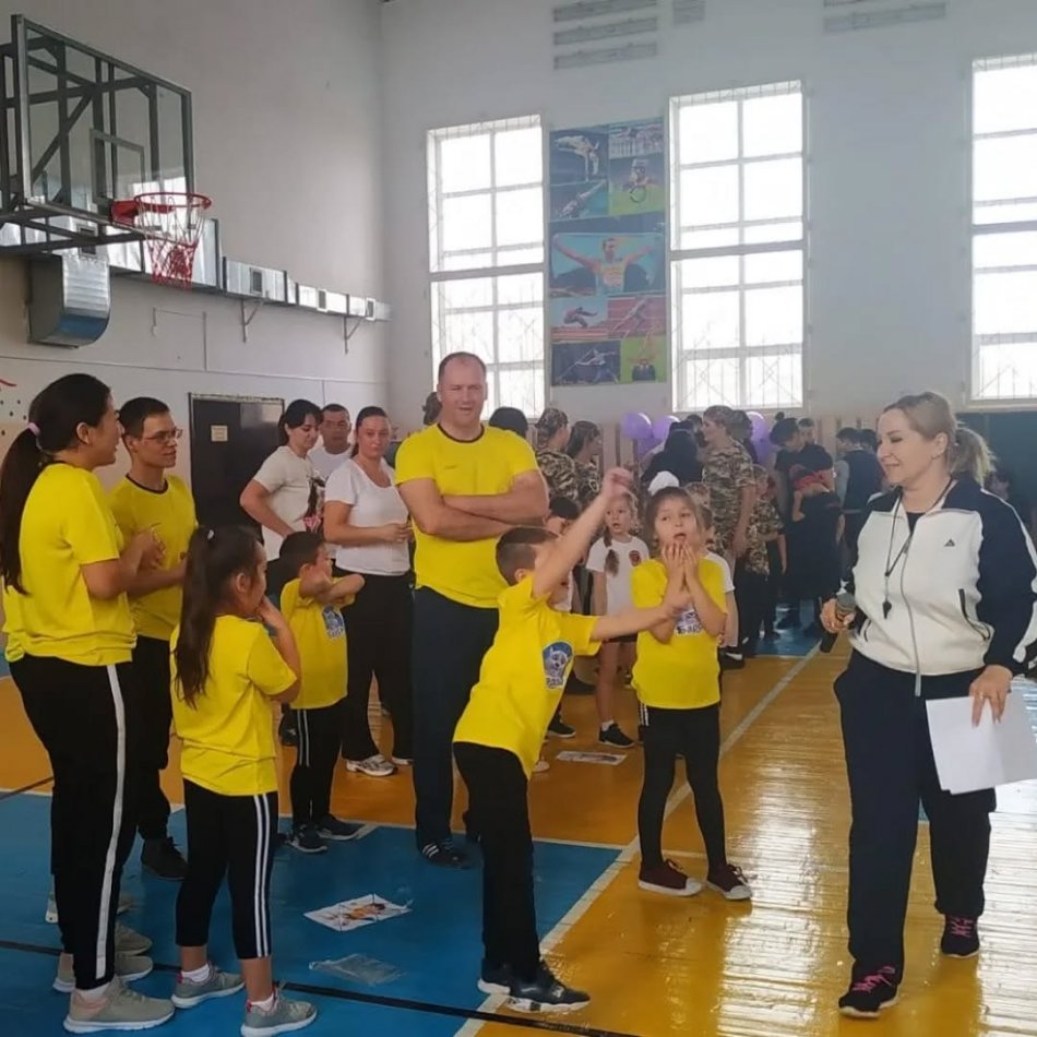 В рамках акции «Отбасы Vibe» педагоги Гимназии №24 организовали спортивные состязания «Папа, мама, я — спортивная семья».